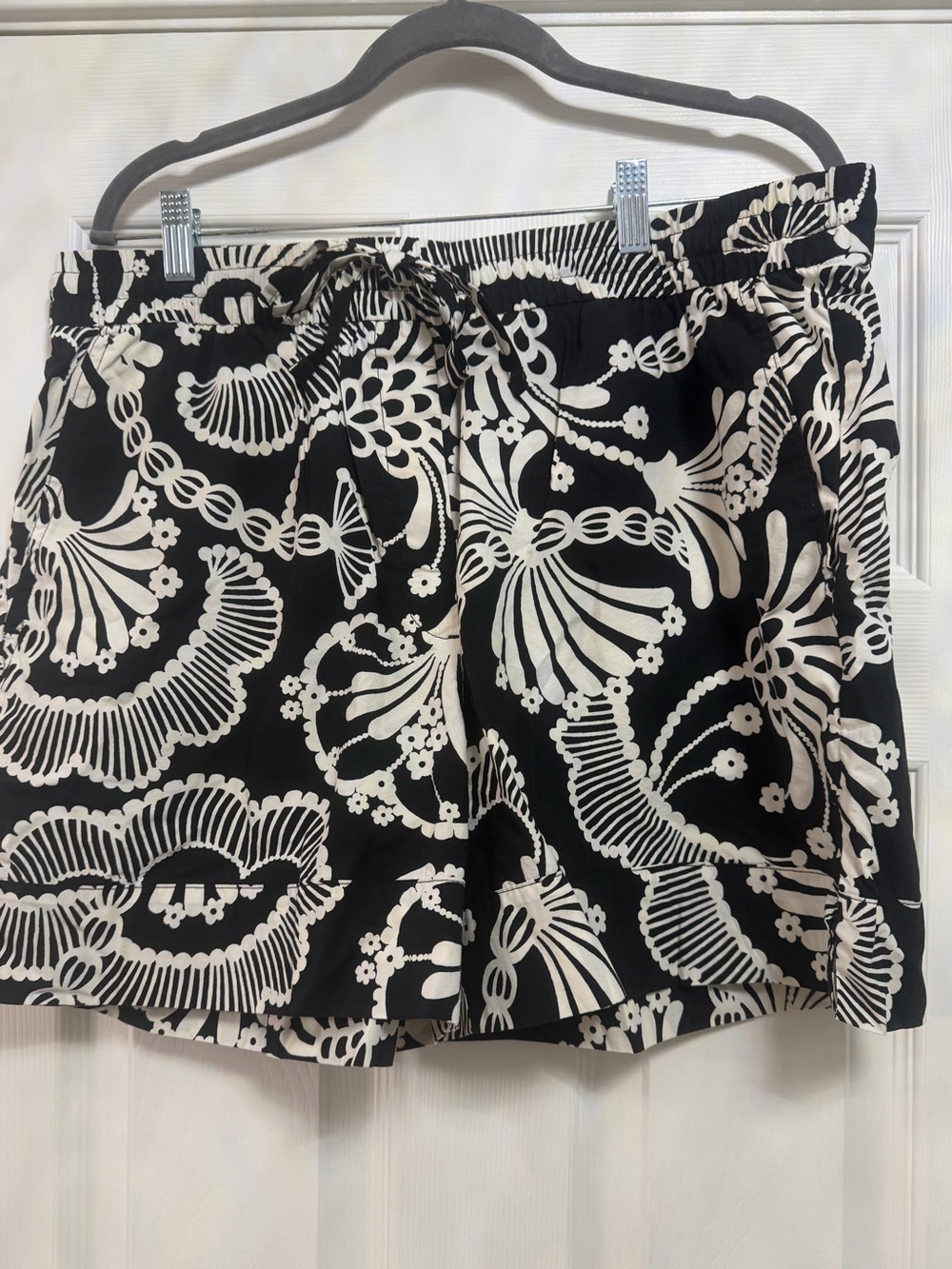 BANANA REPUBLIC Women’s Black & White Floral Print Mid-Rise Linen Blend Shorts